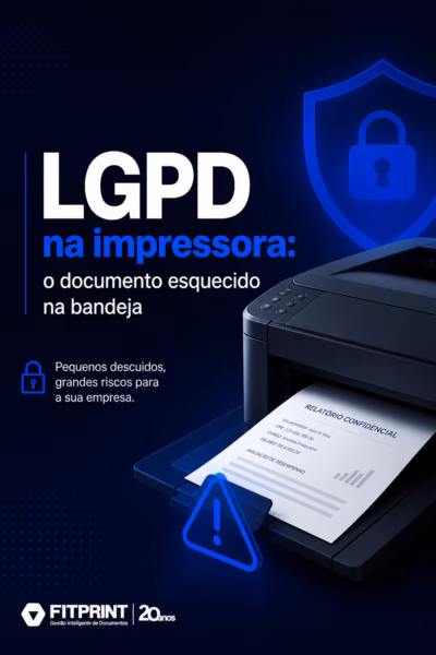 Bandeja de uma impressora multifuncional com folha de papel contendo dados pessoais, representando risco de conformidade com a LGPD