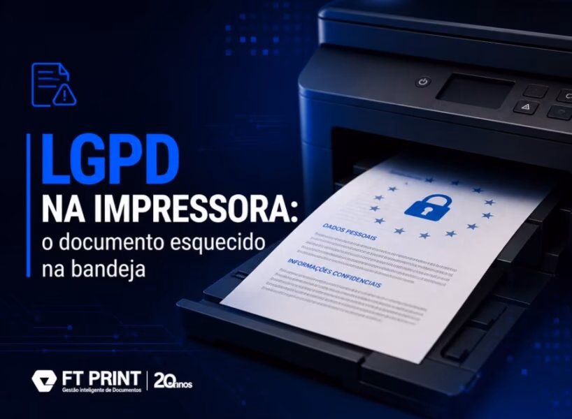 Documento esquecido na bandeja de impressora com cores azul, branco e preto representando LGPD e proteção de dados pessoais